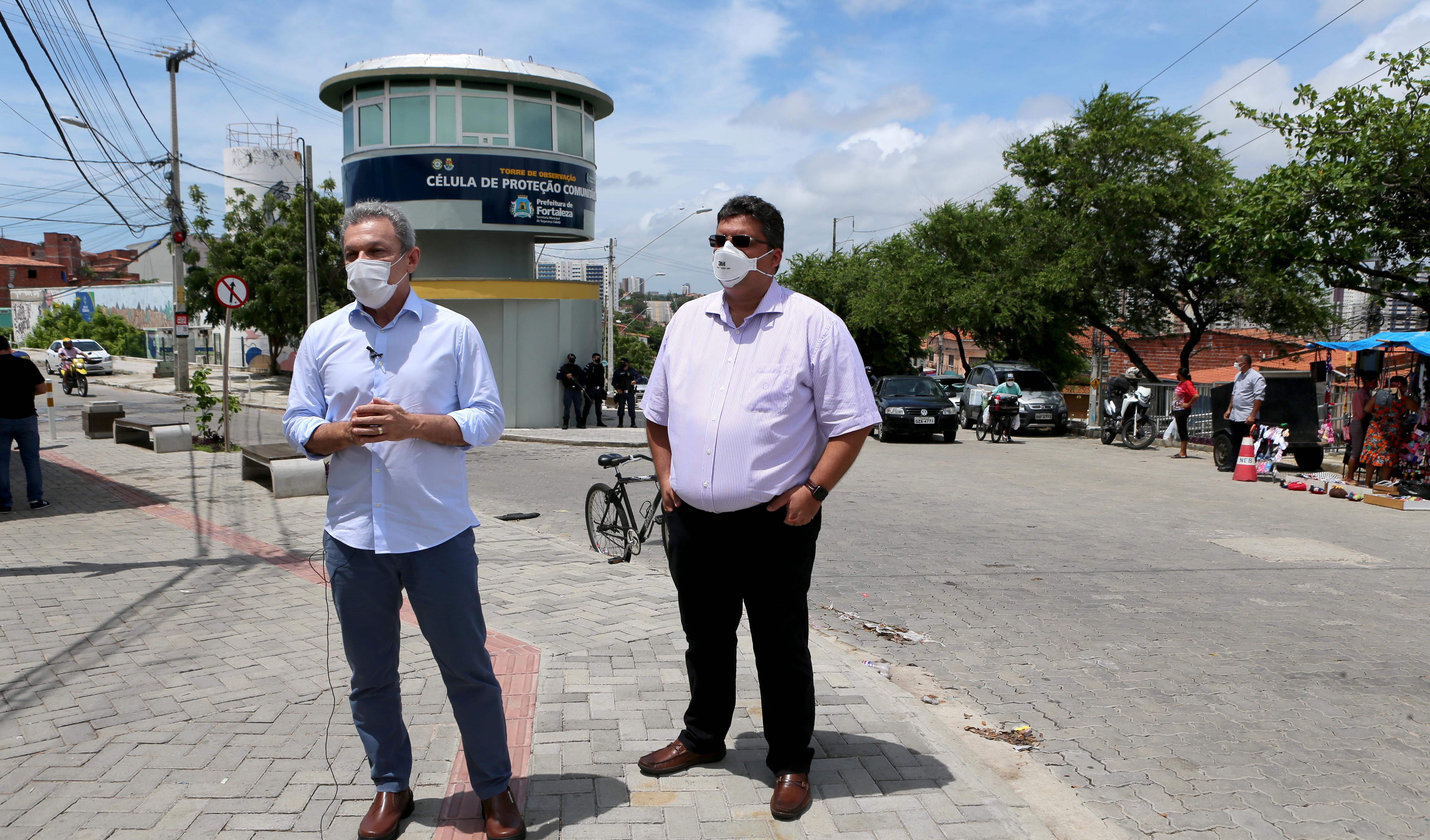 sarto e renys frota posam para a foto em rua urbanizada do vicente pinzón